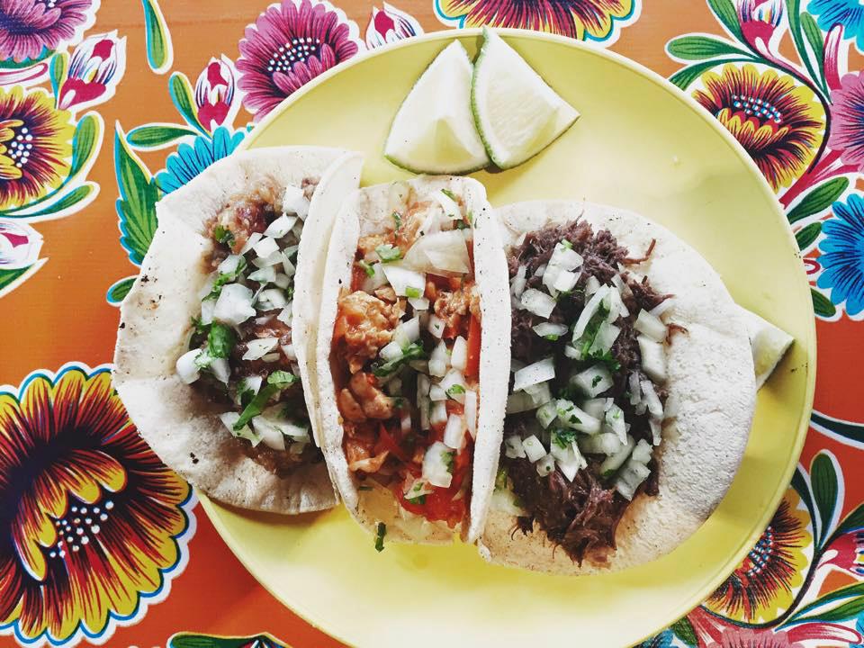 On peut manger les #tacos de <a href="/ElNopalTaqueria/">El Nopal</a> assis. Ca se passe à Pigalle ! La chronique : afoodtale.com/restaurant_el-…