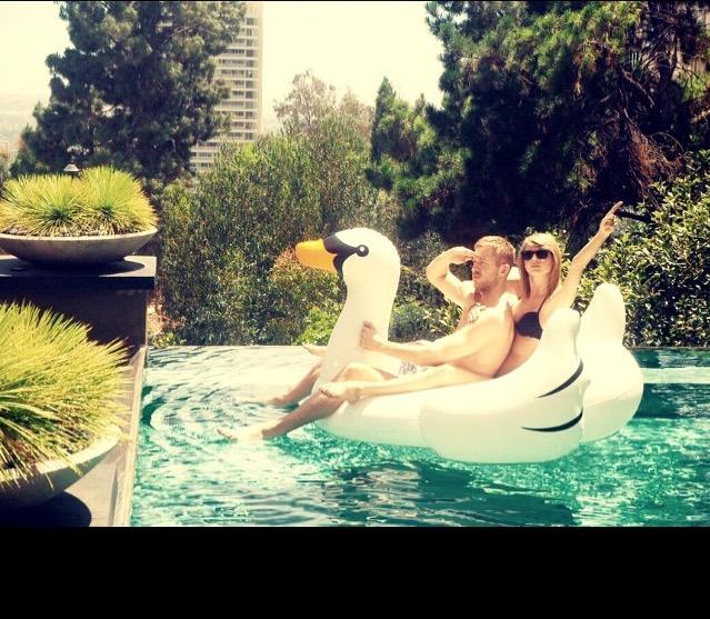 MichPink's tweet image. what you looking at swan #TaylorSwift 👌🏻