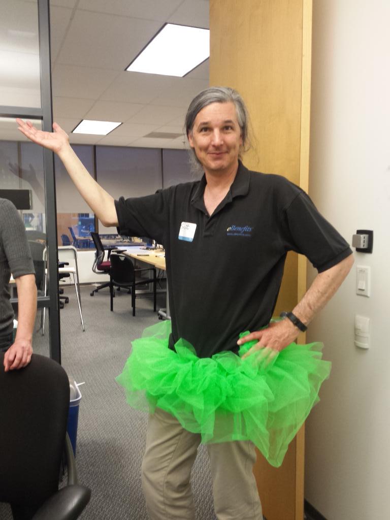 SFbrigade's tweet image. Having fun at Hack night. #hackforchangeSF debrief. @MicrosoftSV @lscott