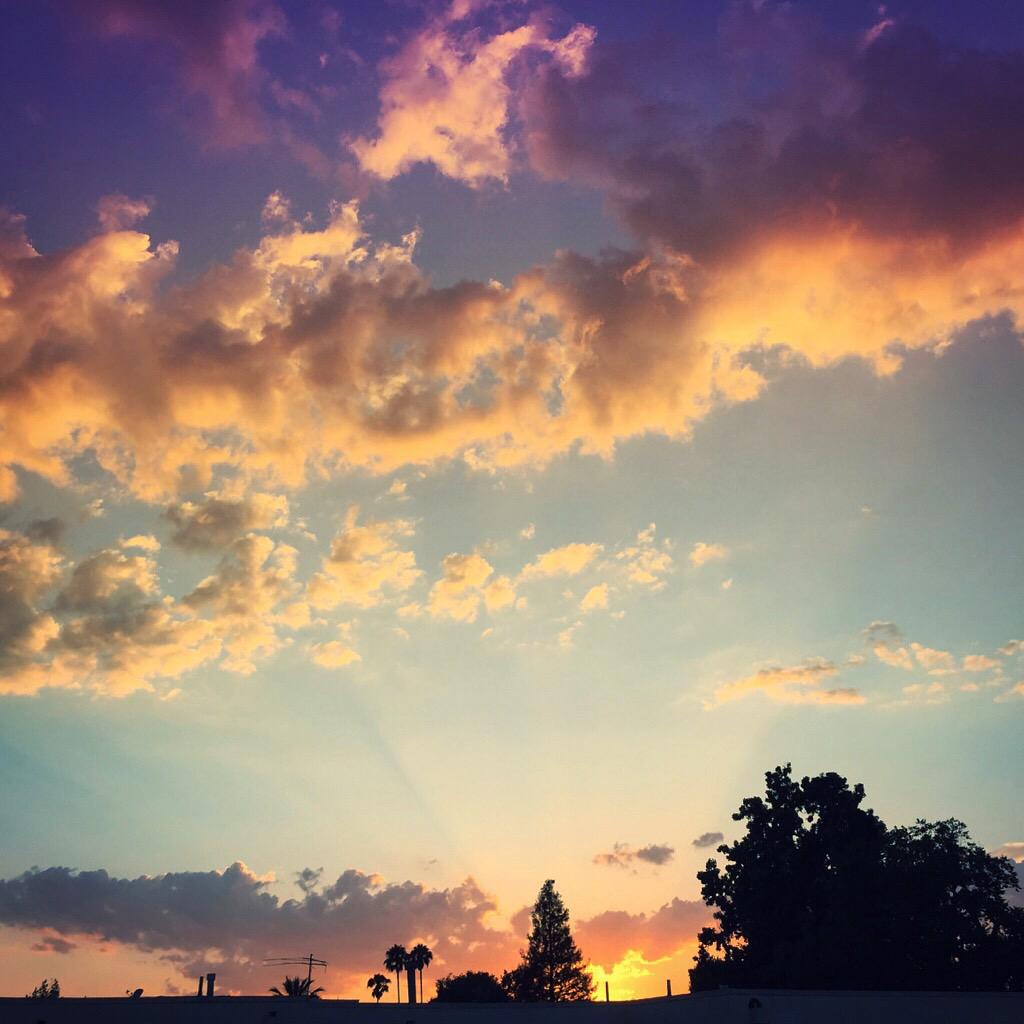 La_Yeni's tweet photo. What a gorgeous evening! @CubeSkyStudios #sunset #LAsky #editing #studio #evening http://t.co/Dh0xNCGy5V