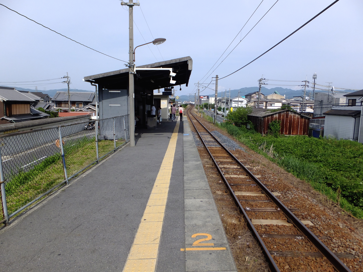 山崎 雅弘 昨日 原稿執筆の資料本を電車で読みながら 奈良の橿原アルルという大型のショッピングモールへ行った 桜井駅 で近鉄からjrに乗り換えて Jr桜井線で最寄りの金橋駅へ この電車 二両編成ワンマン の各駅停車で 桜井から和歌山まで行くのか