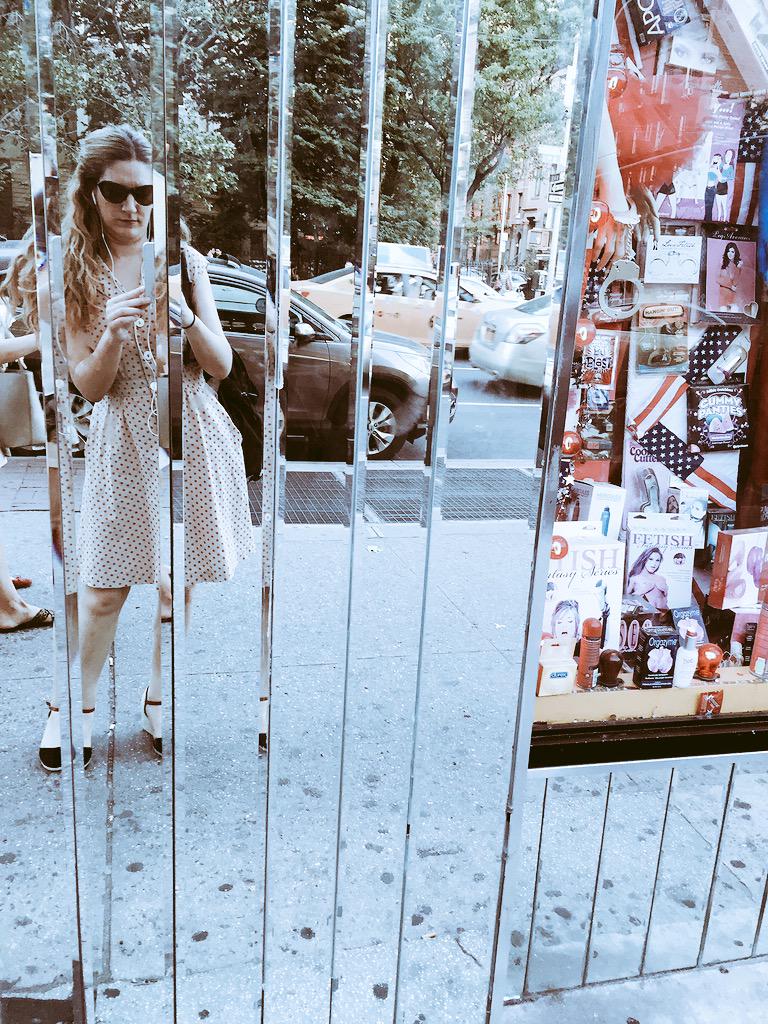 aormaechea's tweet photo. #selfiecontra tienda de fetichismo en la 7th street Solo para mi @FoxyFita #lascosicasdeNY http://t.co/rrkqm6NJIa
