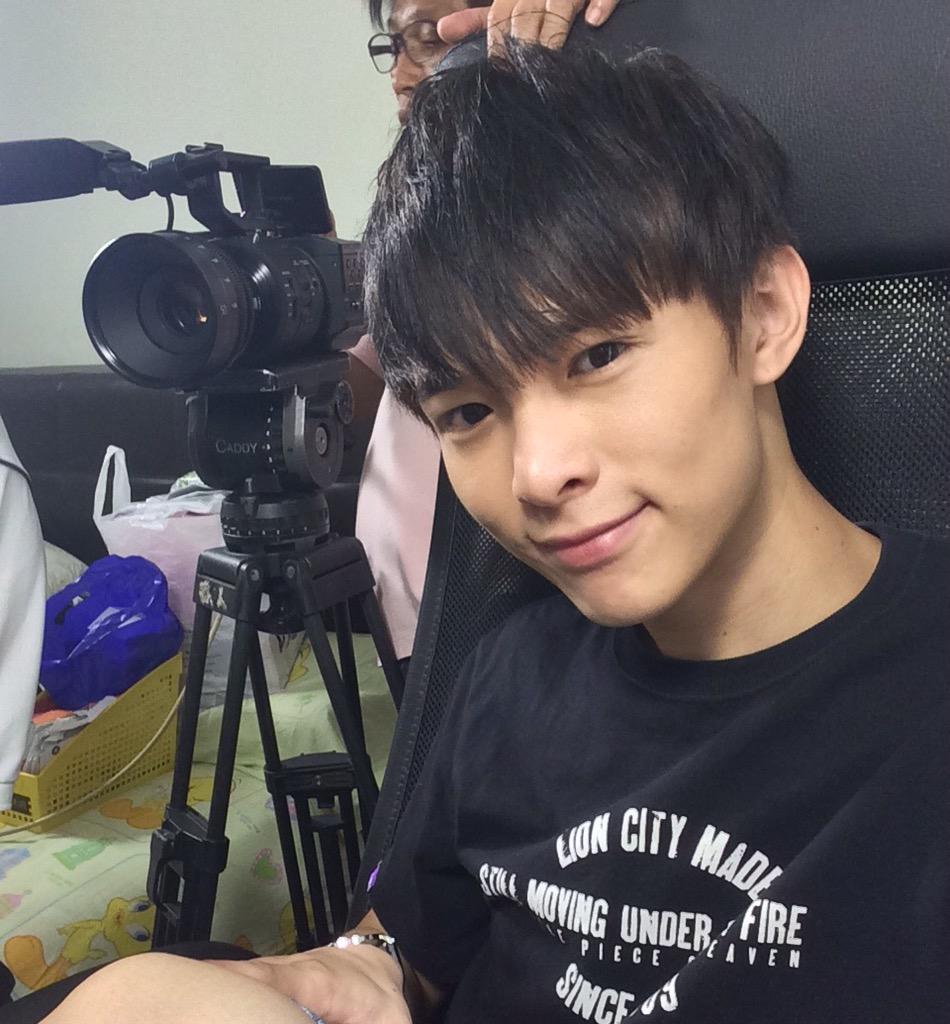 adentyz's tweet photo. Sprayed my hair black for this shoot cause I'm acting as a secondary school boy again. #actyoung http://t.co/AqnBS9dIoq