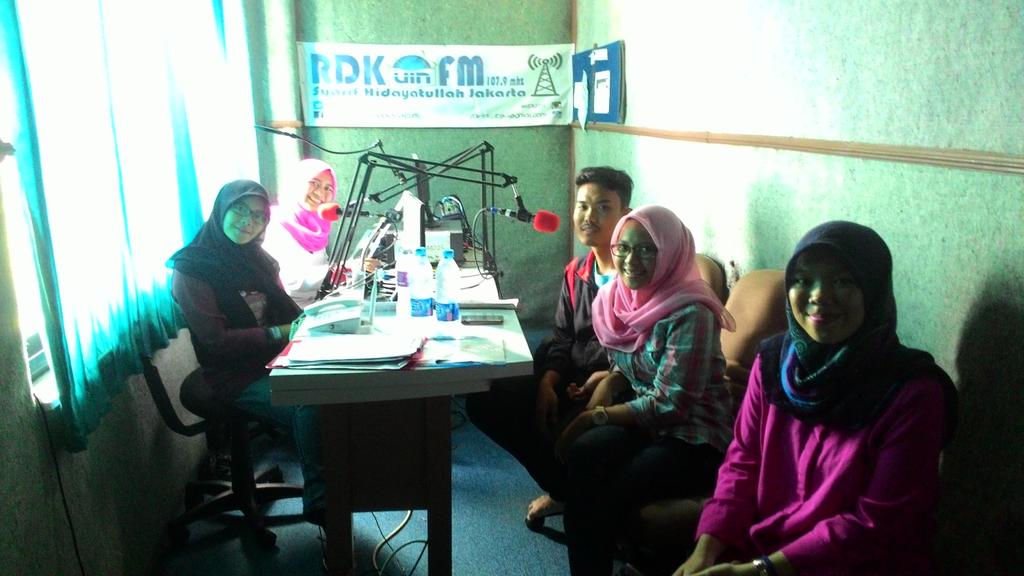 RDKFM's tweet photo. Assalamualaikum balamuda kali ini Komunitas #KOKI, kita kedatangan bintang tamu @marchingbanduinjkt :) http://t.co/0NZ8BcYhky