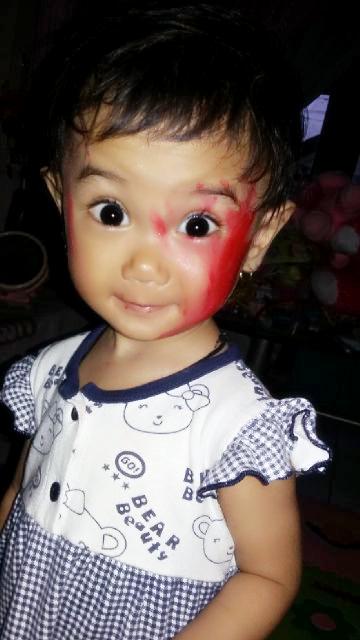 Ade2..pake lipstik otu dibibir..bukan nya di pipi..wkwkwk