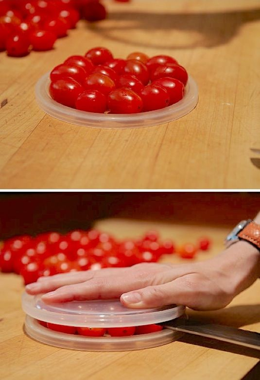 lifehack55's tweet photo. ミニトマトを一度に沢山切る方法です。プラスチックの蓋２枚にトマトを挟んで、よく切れるシャープなナイフで一度に切ります。 https://t.co/aDFEmKrOdU