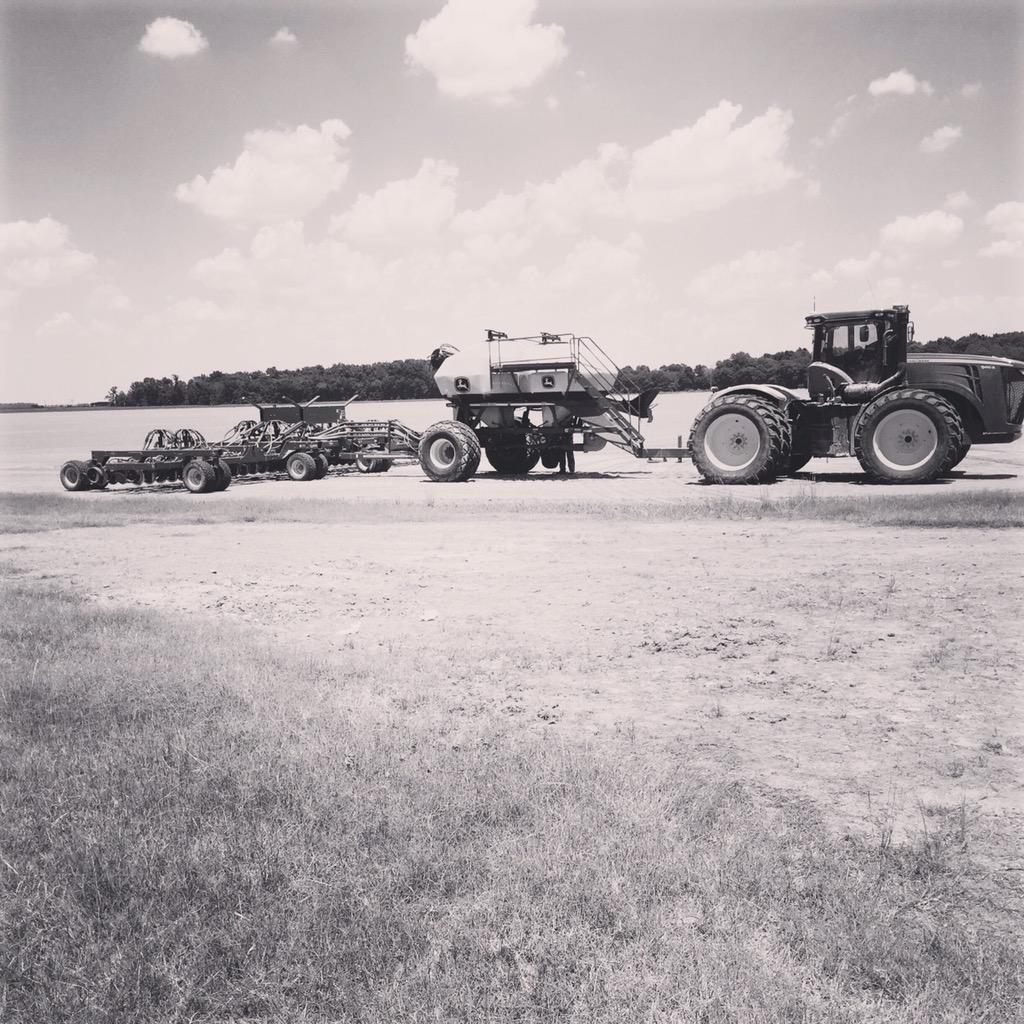 CrewCp's tweet image. Getting these RR2 beans planted in central Arkansas!