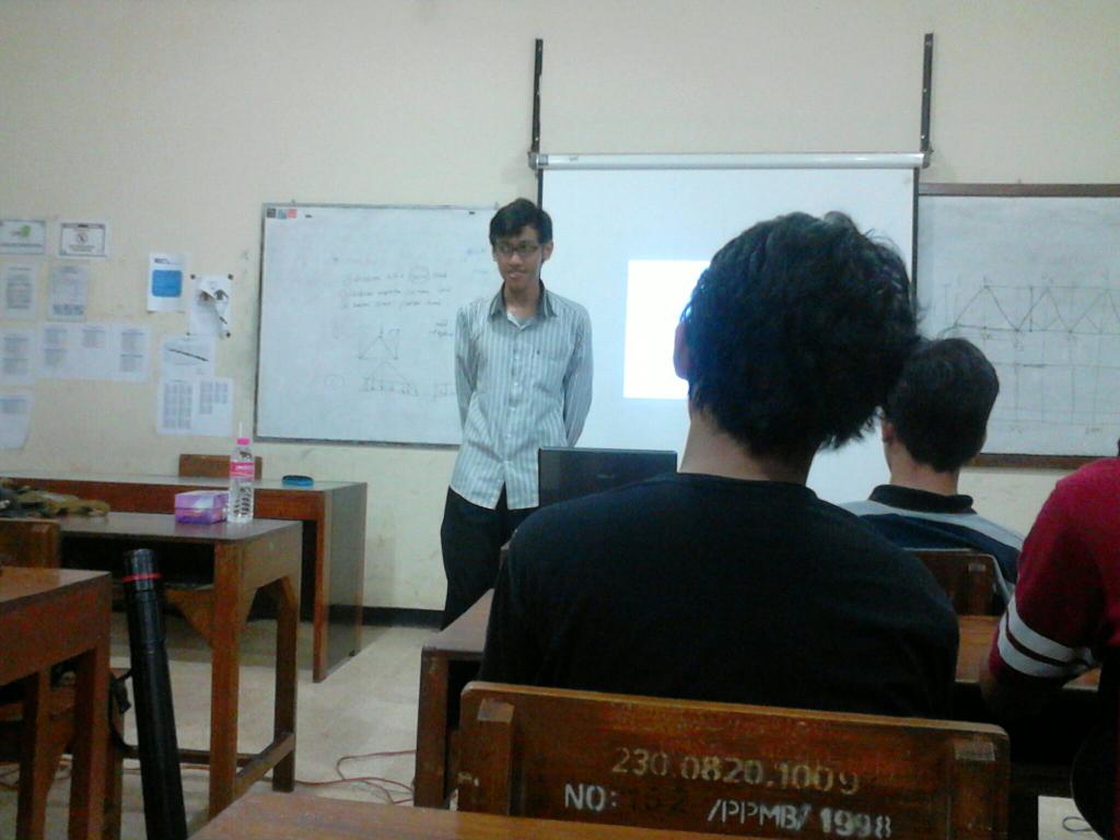 DipovilUndip's tweet photo. Pembicara dari FSM,, Alfin Darari,,teknik kepenulisan dan presentasi, http://t.co/uTg0oWMOHP