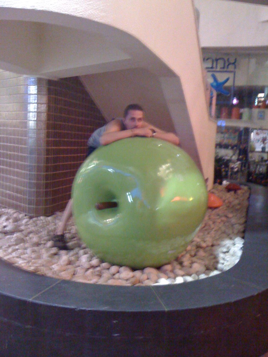 Lukutusekul's tweet image. A Apple a Day, kEEpZ from Doctor away !!! ;] #andWEED  Have a gOOd OnE, peace out !