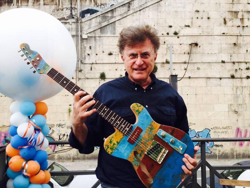 CarlottaSami's tweet photo. Anche @RedRonnie dalla parte dei rifugiati con @UNHCRItalia per il #WRDLive e la chitarra di @Makassar_Lab http://t.co/67AgRFVCNN
