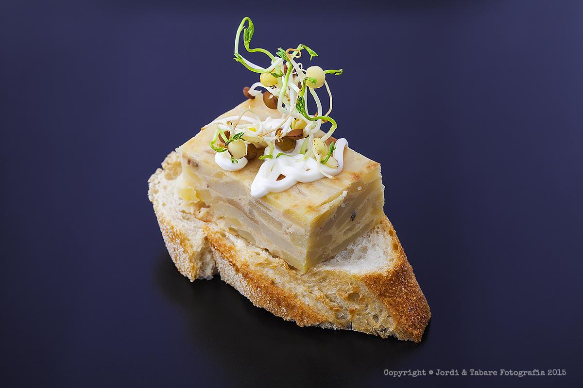 ElVisorBCN's tweet image. #breadSlice with #SpanishOmelette &amp;amp; lentil sprouts- #microstock portfolio in goo.gl/Vg7D8t #foodPhotography