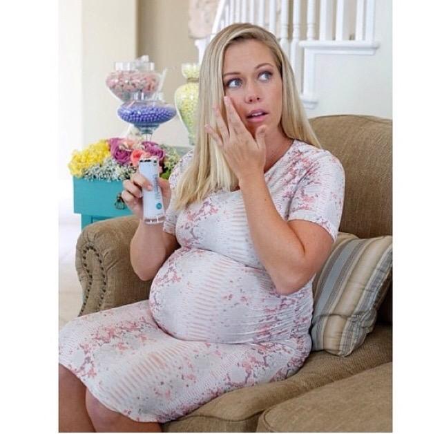neriumsalesgal's tweet photo. Caught @KendraWilkinson using nerium!!! http://t.co/1BwWuIqJqr
