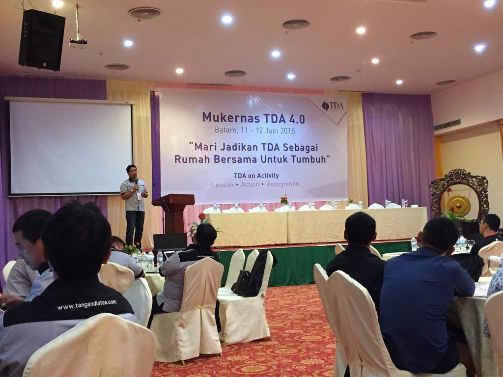 Presiden <a href="/TanganDiAtas/">Komunitas Pengusaha Tangan Di Atas (TDA)</a> @tofazenith on the stage #MukernasTDA
