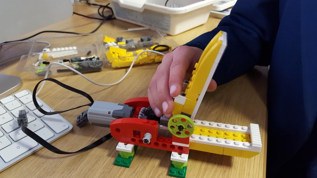 SofiaSfreeman's tweet photo. @ParklandsTweet 
Robotics fun in Grade 1 (building  a munching crocodile) http://t.co/5Vw0Ds7xA5