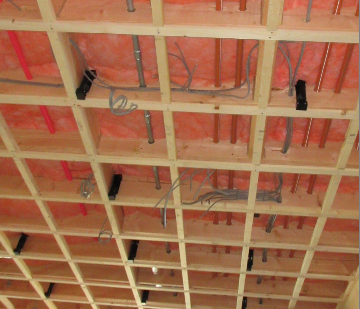 家工房株式会社 A Twitter 新築現場の天井です 見慣れない黒いものがついてます これは防振吊り木です 2世帯住宅の上の音や振動を下に伝え ないためのものです 1階へ住む方への配慮は家族でも必要ですね 防音 リフォーム 新築 Http T Co Sjykxcc0wm