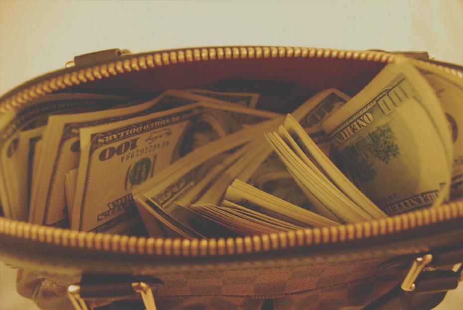 фото с деньгами красивые. Spend money for или on. картинка человек собирает бумагу. трата денег. Money i choose.