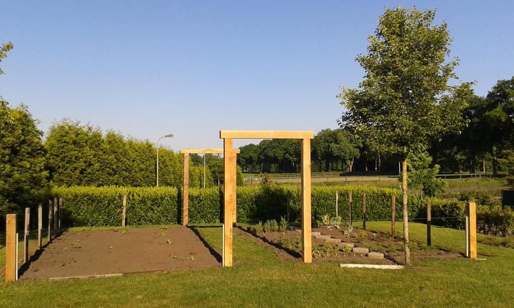 Onze moestuin wordt steeds mooier. Druk doende met de omheining. Kom gerust eens een kijkje nemen! deschildhoeve.nl