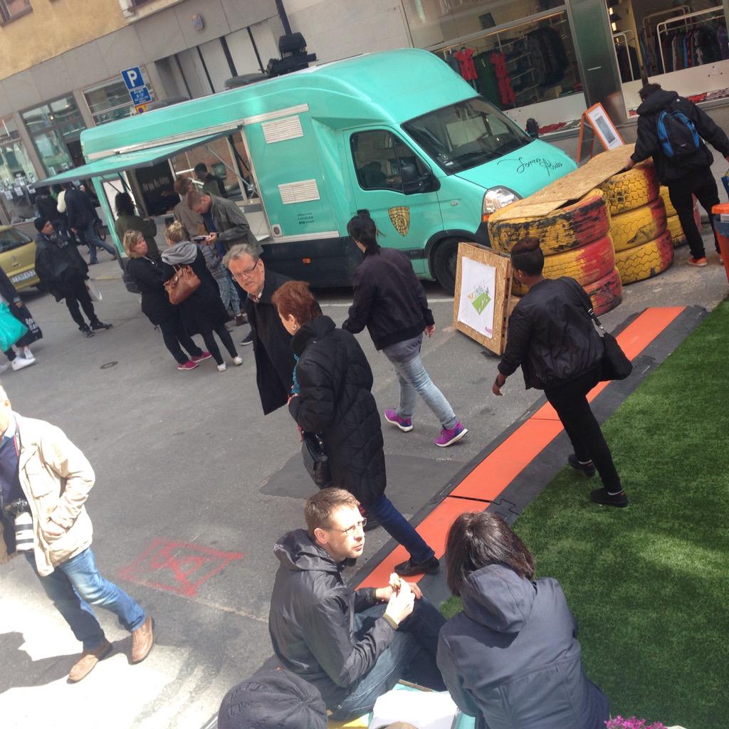 pallis2015's tweet photo. Lunch dax i solen! Kom till #pallis2015 @FornoAuto serverar riktigt goda pizzor! 👌🏼😎❤️🍕 http://t.co/5GZEKSblwC