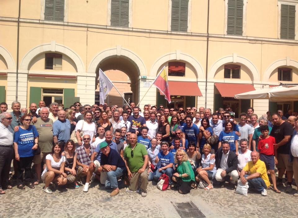 matteosalvinimi's tweet photo. Spettacolare entusiasmo per #Lega a #Faenza.
Se domenica al ballottaggio si vince, si manda a casa #Renzi! #Salvini http://t.co/FXXKY0R9KC
