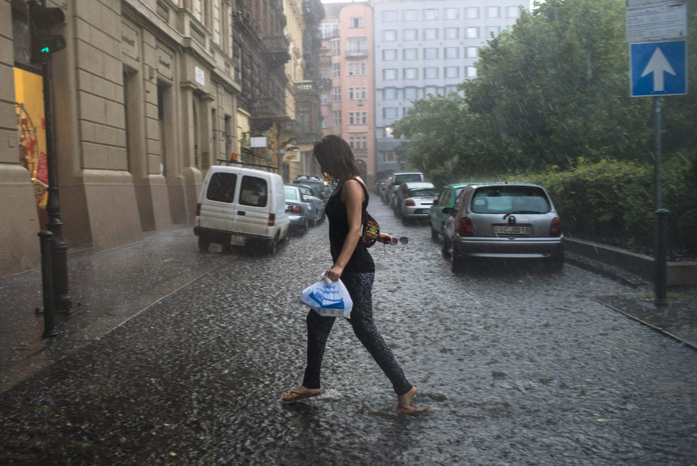 elEconomistaes's tweet photo. Las líneas 7 y 8 de @metro_madrid han sido cortadas por la lluvia http://t.co/avxPp8S5HA http://t.co/dnLhrHjgES