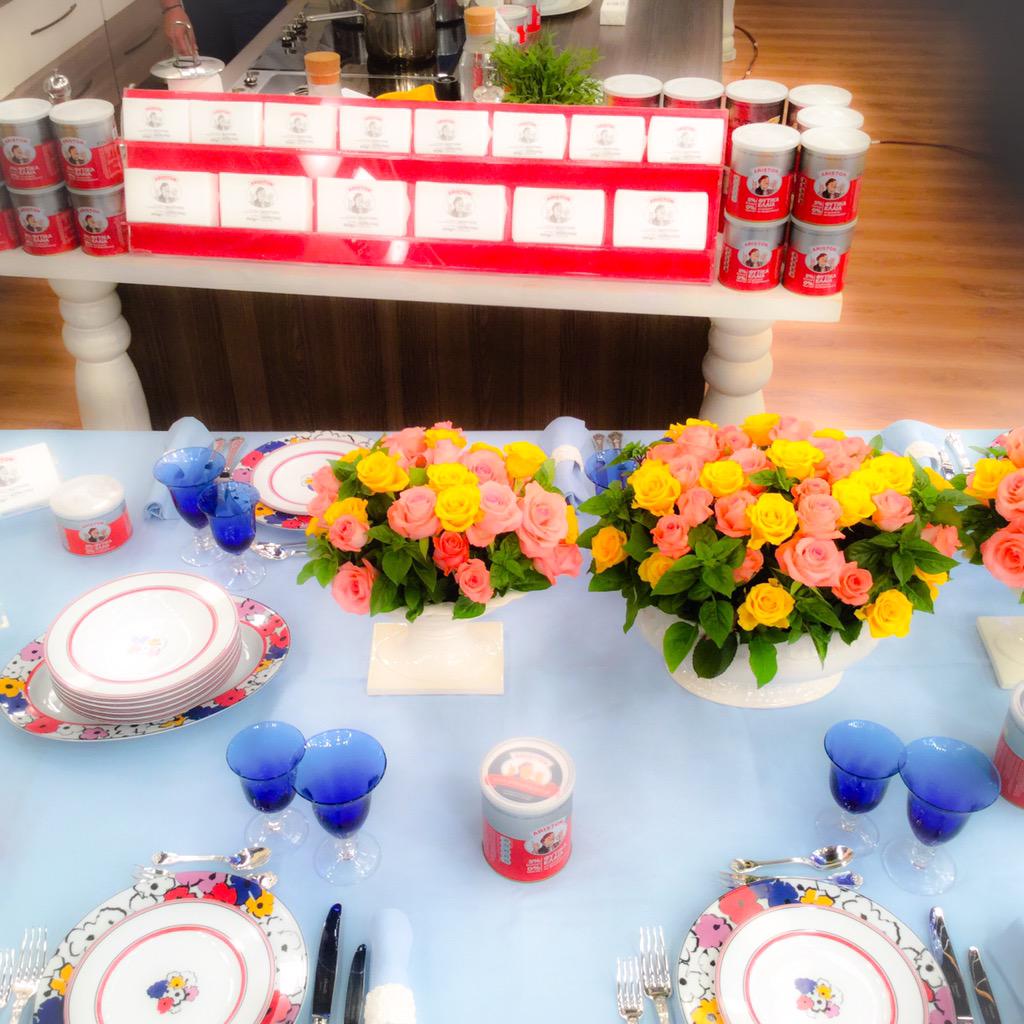 Καντε retweet και 1 απο εσας κερδιζει το σερβιτσιο και τα προιοντα ΑΡΙΣΤΟΝ💖💖💖💖💖