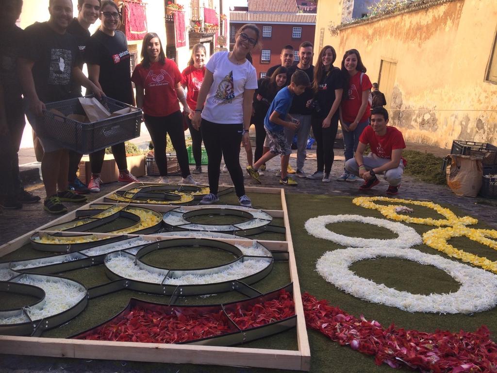 cjorotava's tweet photo. Cada alfombra tiene su proceso #DonBosco2015 #Salesianos Centro Juvenil La Orotava. http://t.co/UMxE72hTMo