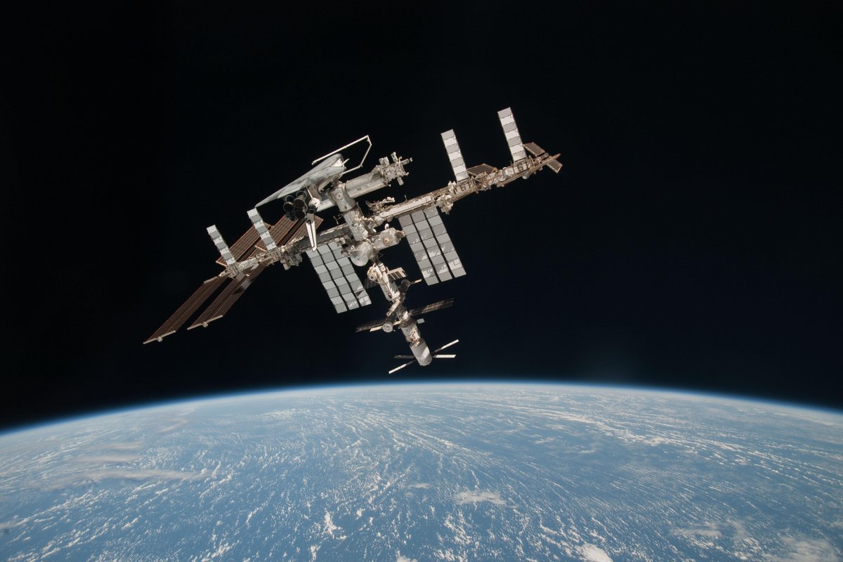 Astro_Cady's tweet photo. And then it got smaller...as we made our way home!  Amazing #Exp27 photos courtesy of @astro_paolo!  #ISS #Soyuz http://t.co/GC3hJay4J9