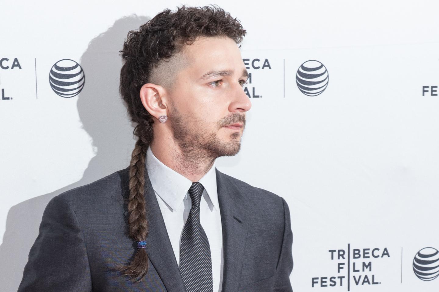 Happy 29th birthday Shia LaBeouf! Ini rambutnya jadi panjang gini? Kira-kira kenapa yak? 