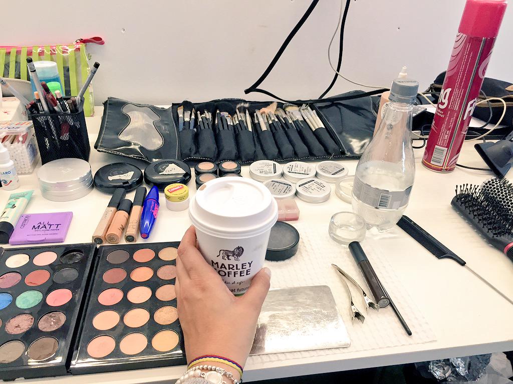 CarmenBoquin's tweet photo. Hoy si.... #hairandmakeuptime con un cafecito βοΈ x frio n #Santiago. A las 2pmET en vivo con #theexpresskickoff http://t.co/UEJ7Pw0vlK