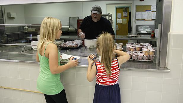 mariana_dale's tweet photo. Distribution for free summer meals on the rise in Tucson schools. My latest for @AZPMnews: http://t.co/dMjb8oGlqp http://t.co/su2u8vqjTX