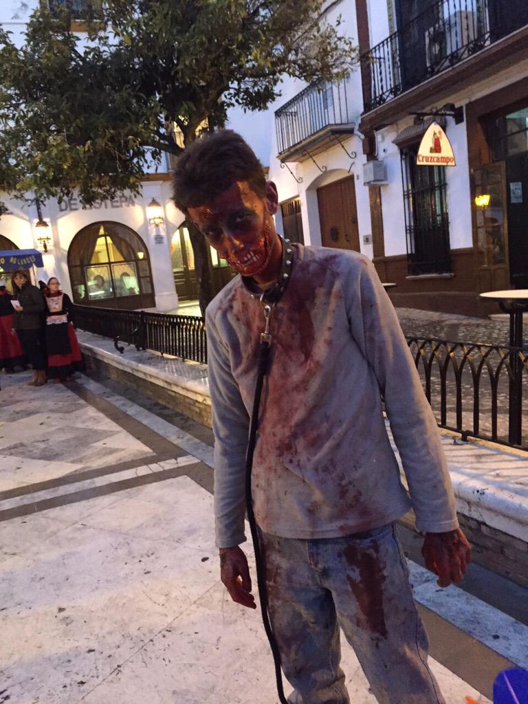 Masqueunchiste's tweet photo. Mi antes y mi después, maquillado por mi mismo... #concursodebellezazombie @AventuraZombies @medrunning http://t.co/SS5gxax1yR