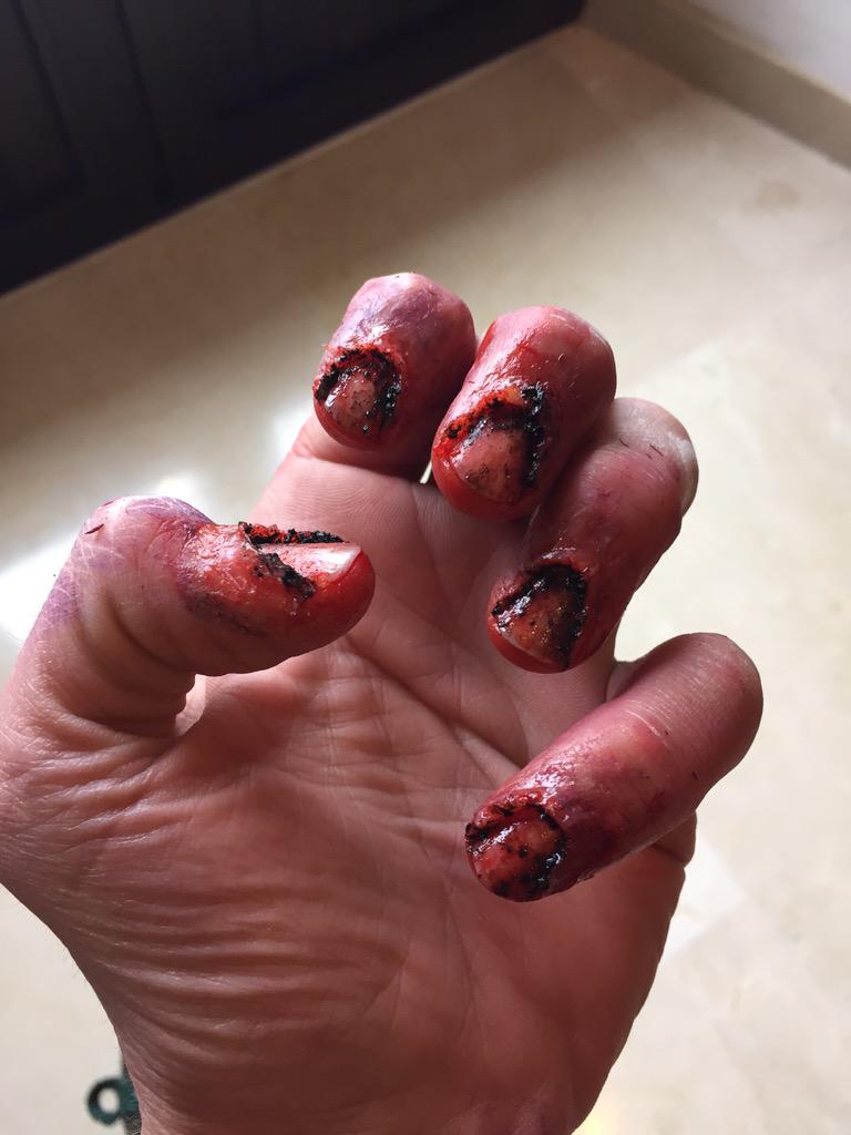 Masqueunchiste's tweet photo. Mi antes y mi después, maquillado por mi mismo... #concursodebellezazombie @AventuraZombies @medrunning http://t.co/SS5gxax1yR