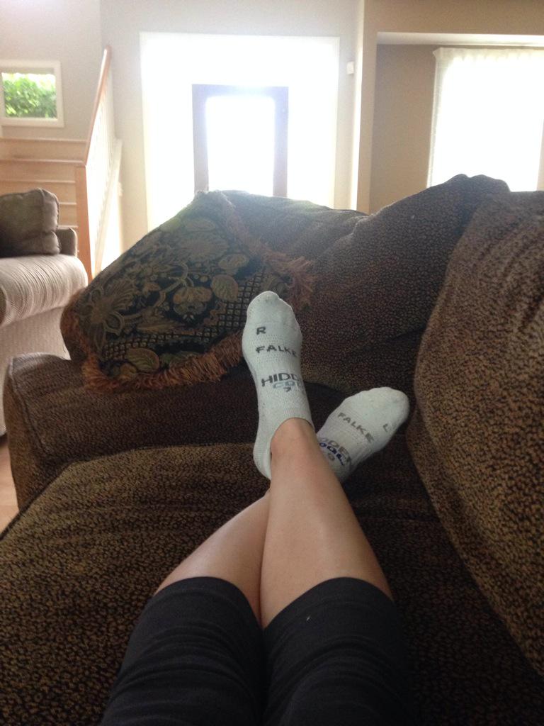 Carlin_Cakes's tweet photo. Kickin' my feet up at the cousins while I wait for the passport to be printed! #family #michellespassportadventure http://t.co/hN1Tfe39E6