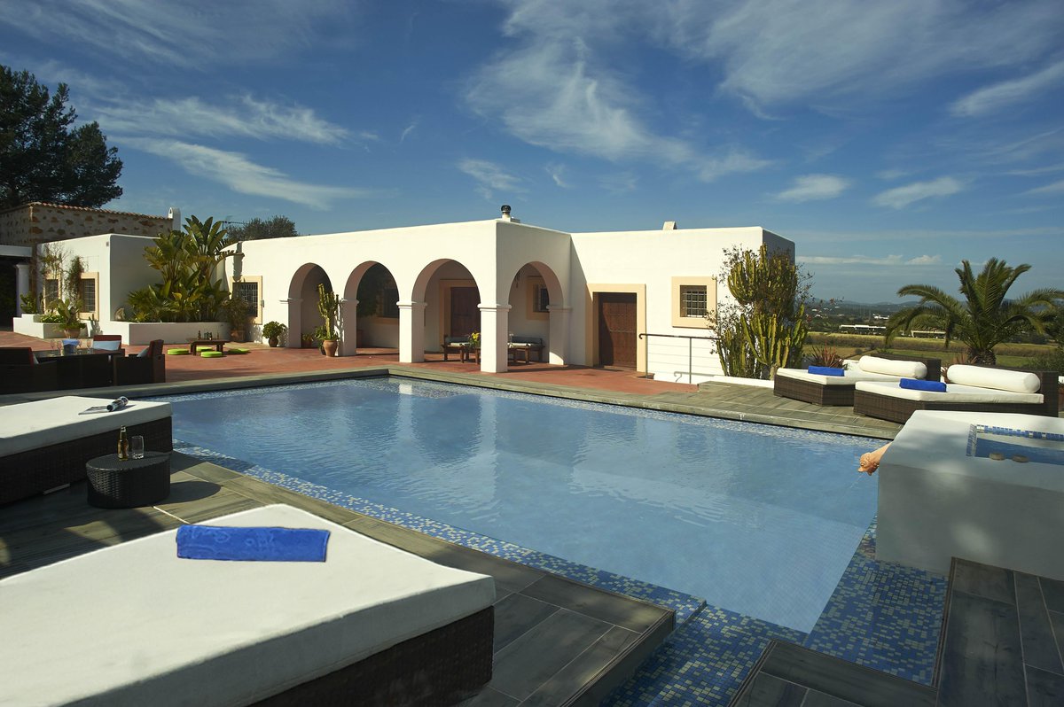 SheerLuxe's tweet photo. Holidaying in the #WhiteIsle? Take a look at these @ChicIbizaVillas for every budget #Ibiza | http://t.co/GlEzUuGGOf http://t.co/JOn6X6QhlQ