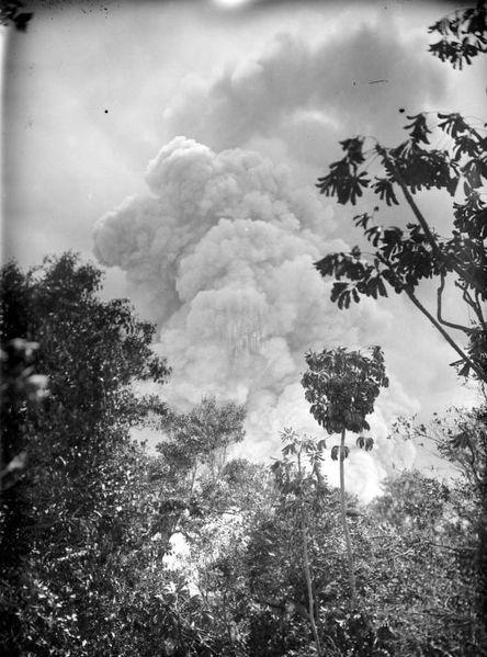 infobandung's tweet photo. Ini dia foto Letusan Tangkuban Parahu Tahun 1910  #SejarahBdg http://t.co/Use4rLCMlg