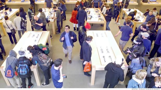 cnntech's tweet image. Apple Store employees tell Tim Cook: We&apos;re treated like &apos;criminals&apos; cnnmon.ie/1GvhyKH via @DavidGoldmanCNN