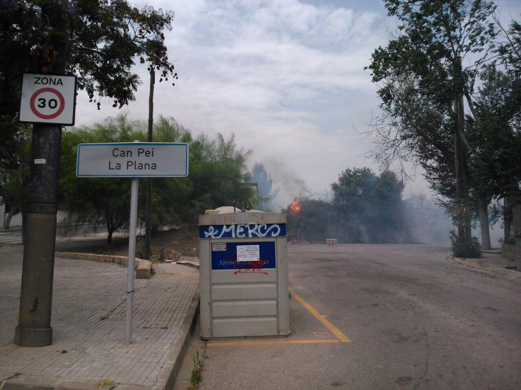 eixdiari's tweet photo. Incendi forestal a Sitges, el foc s'ha iniciat a Can Pei La Plana http://t.co/YRVVOSZcvo