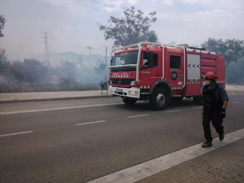 eixdiari's tweet photo. Incendi forestal a Sitges, el foc s'ha iniciat a Can Pei La Plana http://t.co/YRVVOSZcvo