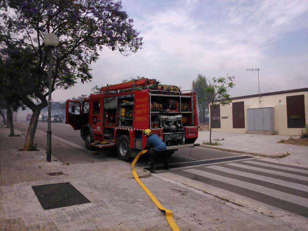 eixdiari's tweet photo. Incendi forestal a Sitges, el foc s'ha iniciat a Can Pei La Plana http://t.co/YRVVOSZcvo