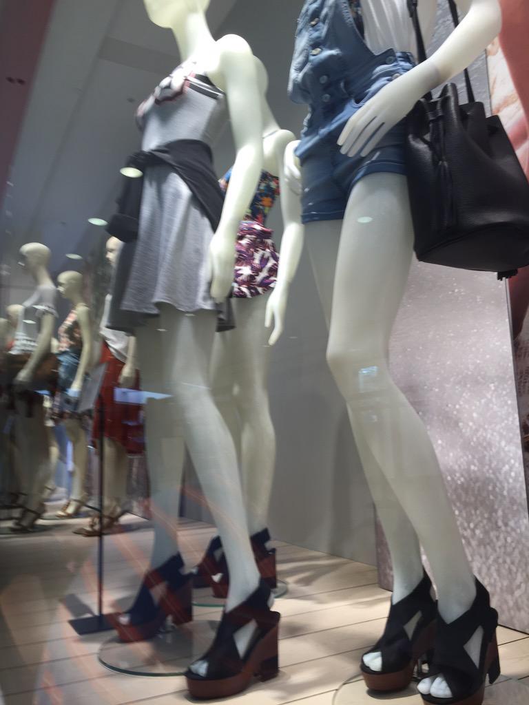 ashmo_7's tweet photo. Let me in, let me in! @BelledeCouture #HMLovesGainesville http://t.co/d8nBwK9aA0