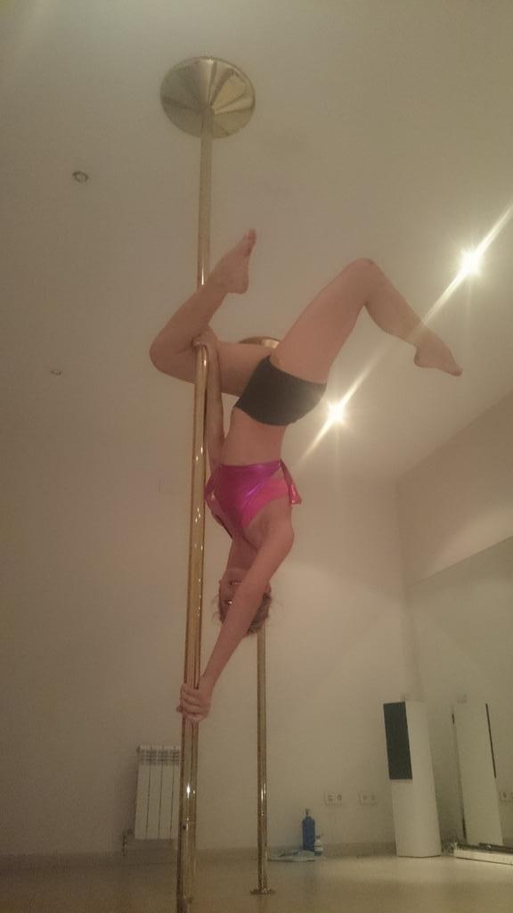 MIRYmisstekila's tweet photo. Mariposa!butterfly! #trainingpole #poledancenation #poledancer #poledance @sofi_anandi #estoeslomas http://t.co/ehuC10f9og