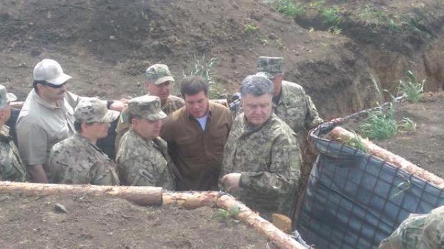 95Puchenkov's tweet photo. Пётр Порошенко осмотрел оборонительные сооружения под Мариуполем 

http://t.co/AB8fbSltGW http://t.co/3qaAC9kMPj
