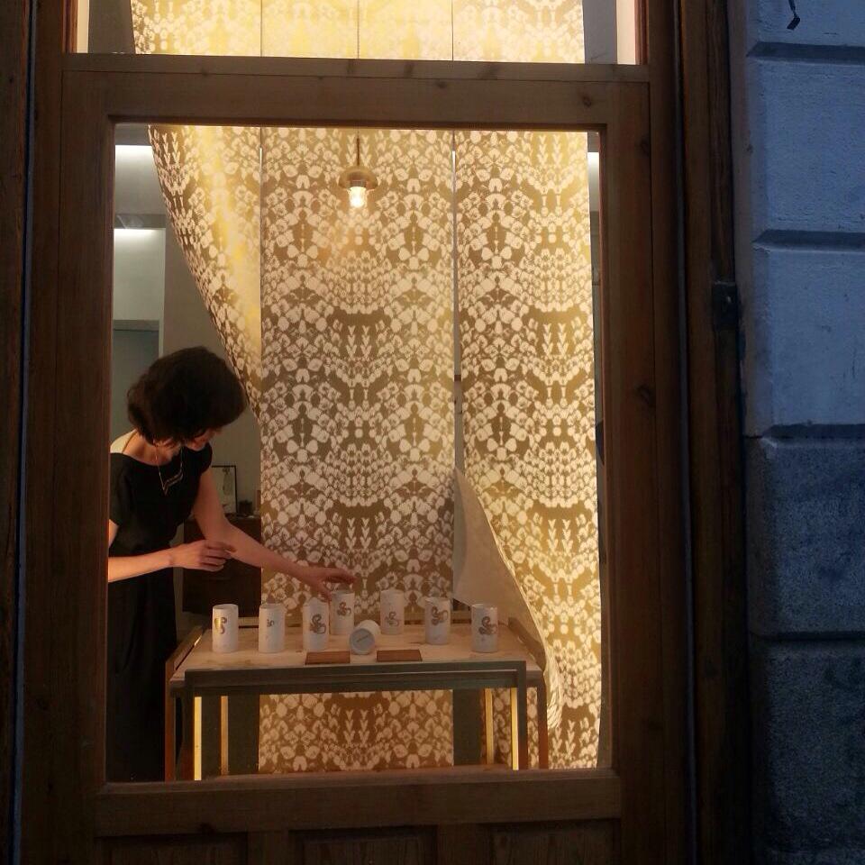 elpresenteNOW's tweet photo. Esta mañana se ha hecho de noche y así de espectacular lucía el escaparate en @SomosMiseria #DecorAccion2015 http://t.co/QSOcGo2CJW