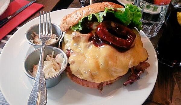 cafeludos's tweet photo. Selamat malam, kami akan memperkenalkan salah satu menu andalan cafe kami yaitu 'Dos burger' http://t.co/ApuxDahD9z