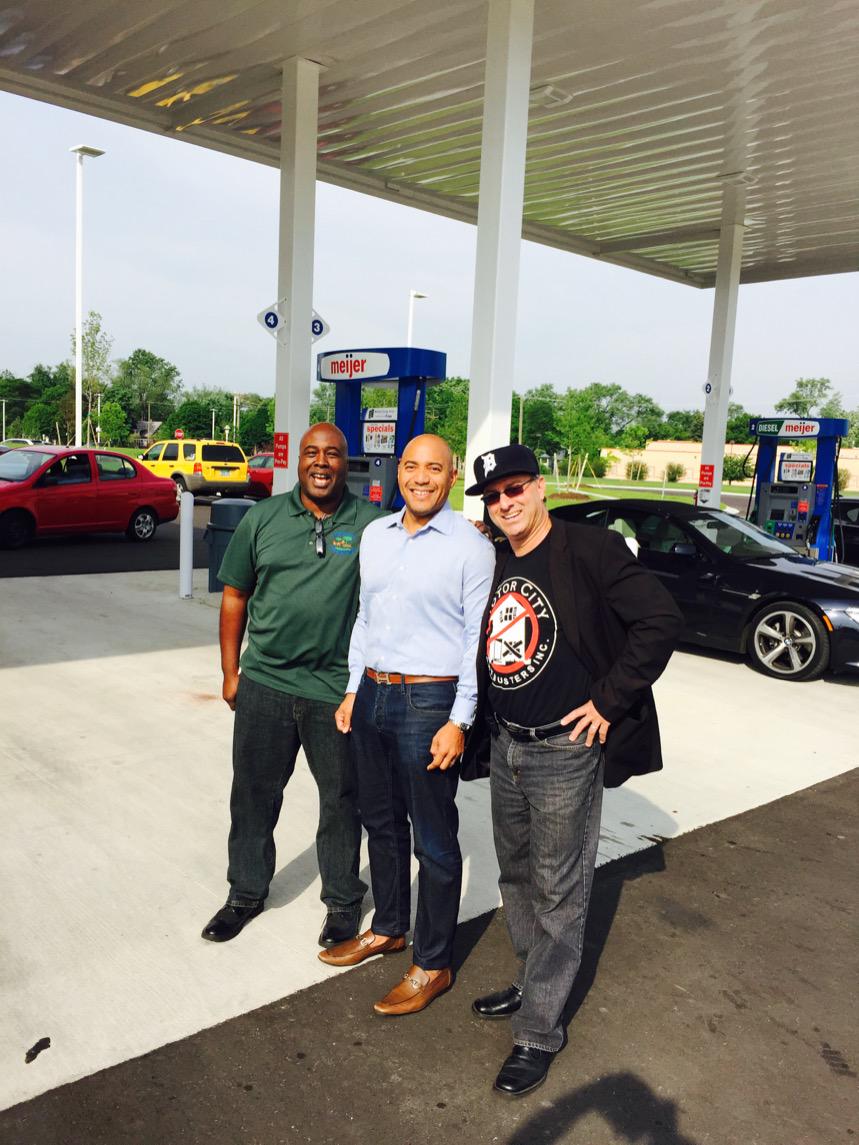 DennisArcherJr's tweet photo. Excited to fill my first tank of gas @ the #ResfordMarketplace @meijer store with #johngeorge #motorcityblightbusters http://t.co/AaeQ7BUBjZ