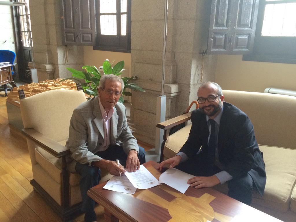 toledodeporte's tweet photo. Federico Martín Bahamontes firma contrato de patrocinio con el Ayuntamiento para su L Vuelta Ciclista Internacional http://t.co/yBREuaLjYi