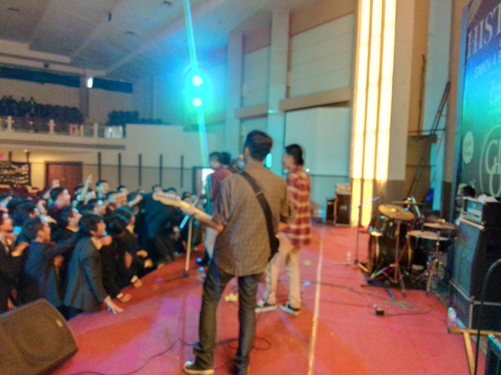 hellofriend_HF's tweet photo. Selesai, tadi sore di acaranya HISTORY SMKN 4 BDG. Meriah sekaliiiiii. http://t.co/NOwvBH0HBt