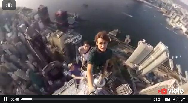 vidio's tweet photo. Selfie Nekat di Pencakar Langit Hong Kong http://t.co/vNvtOKsVyj http://t.co/yr7PTSdGna
