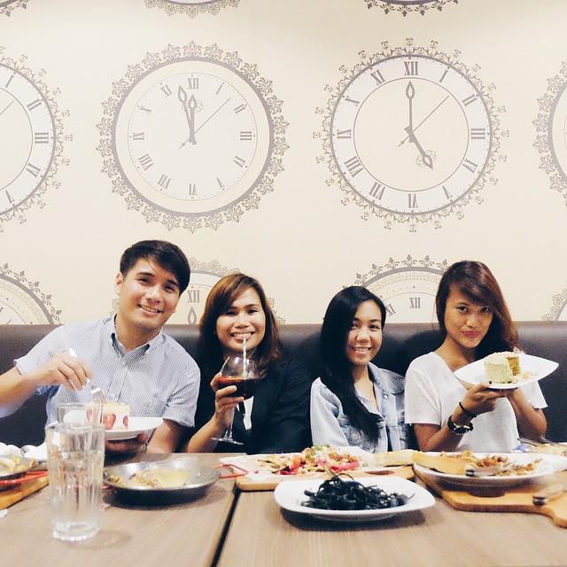 anagon's tweet photo. @uccclockwork dinner &amp; cocktails with the Clingies! 👫👭 Yum! #uccclockwork http://t.co/jC5pmkjOO5 http://t.co/YCaYBjexIV