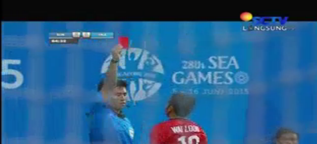 Kartu merah untuk pemain Singapura nomor punggung 13. #IndonesiaJuara
